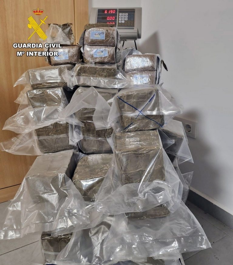 Dos gallegos intereceptados en Extremadura con más de 60 kilos de hachís ocultos en un doble fondo de un turismo