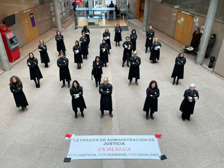 Los letrados de la administración de justicia gallegos respaldan al comité de huelga y piden que Llop negocie con él