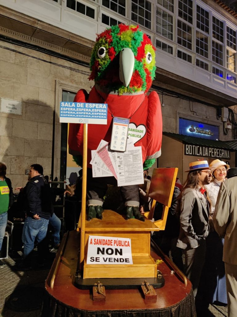 El loro Ravachol, que cerrará el Carnaval de Pontevedra, se viste este 2023 para reivindicar la sanidad pública