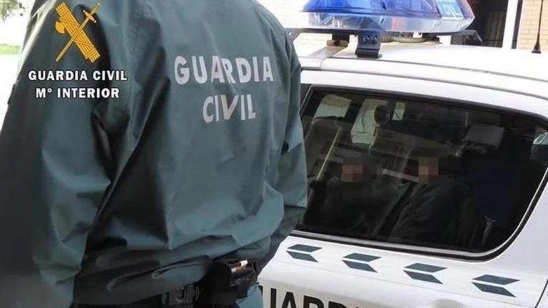 Ingresa en prisión un detenido por atracar en un supermercado de Coristanco y agredir y robar a una anciana en Carballo
