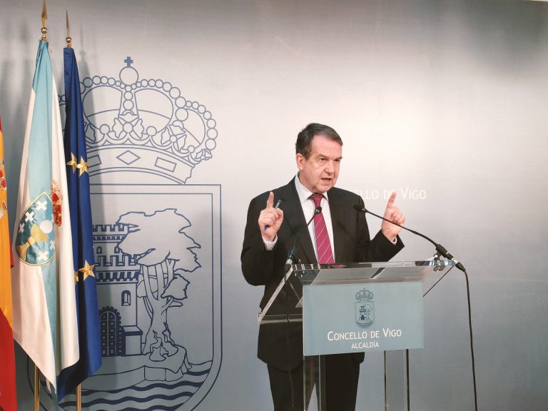 El alcalde cree que los proyectos de Vigo mantendrán «velocidad» tras la salida de Pardo de Vera pero estará «vigilante»
