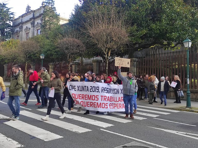 Opositores aprobados de la Xunta envían quejas a la valedora do Pobo ante el retraso de la resolución final de procesos