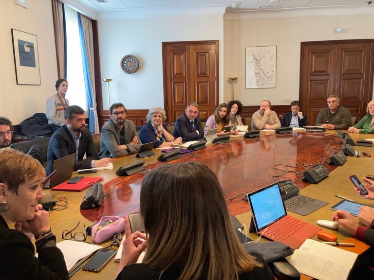 Alcaldes y ediles de IU, Podemos y comunes, entre ellos Rubén Pérez (Vigo), exigen mejorar ya la financiación local