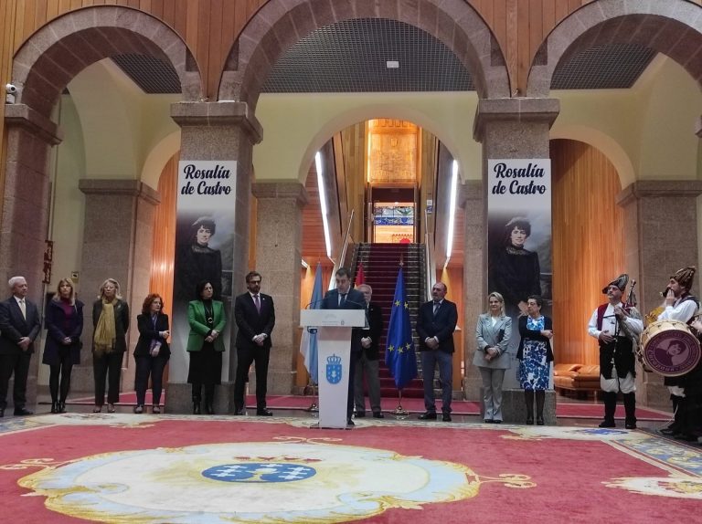El Parlamento gallego recuerda el aniversario de Rosalía de Castro con lecturas de poemas y el canto a la ‘Alborada’