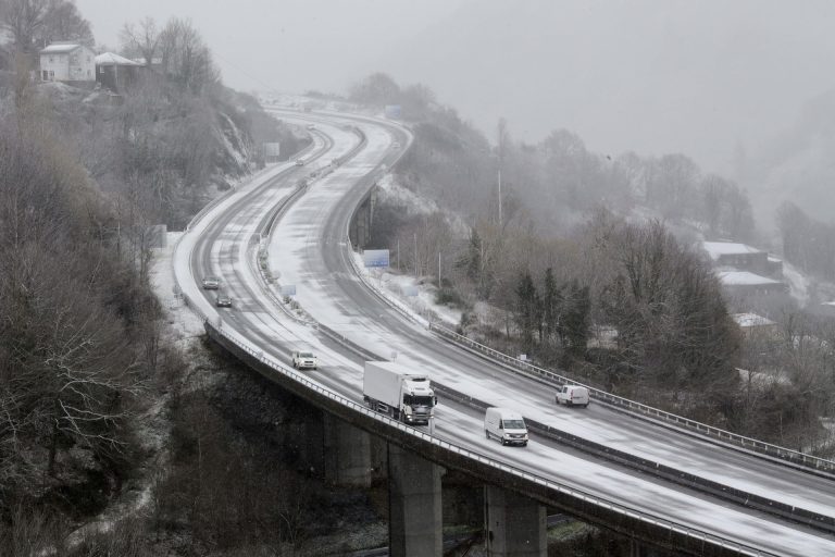 La DGT pide consultar el pronóstico meteorológico y el estado de vialidad de las vías ante la previsión de nevadas