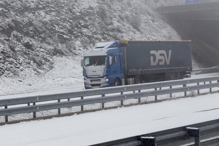 Circulación sin grandes incidencias en las carreteras gallegas pese a copiosas granizadas y al aviso amarillo por nieve