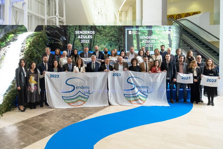 Turismo.- Más de un centenar de senderos de España, 35 de ellos en Galicia, reciben en Santiago sus banderas azules