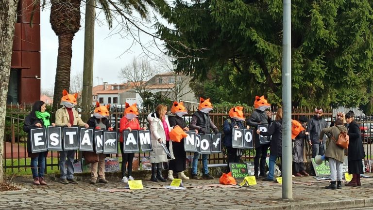 Ecologistas disfrazados de zorros protestan ante la Consellería de Medio Ambiente para exigir el fin de «matanzas»