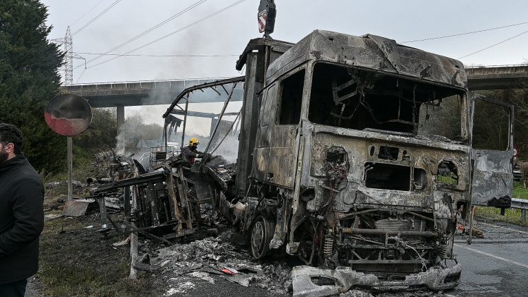 Reactivada la circulación en la A-6 a su paso por Betanzos, tras el incendio de un camión con mercancías peligrosas