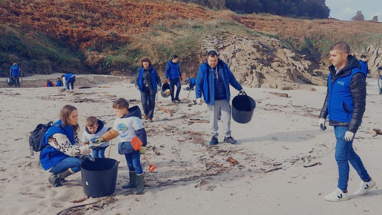 Un total de 80 voluntarios organizados por Afundación recogen 300 kilos de residuos en playas de Burela (Lugo)