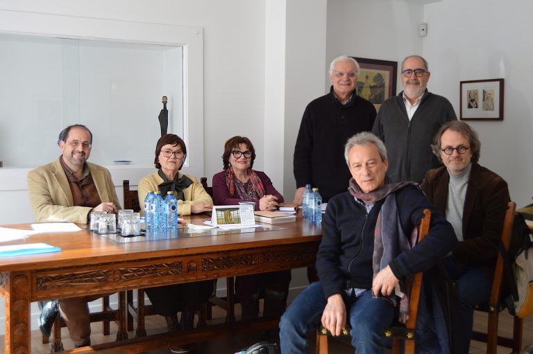 La Real Academia Galega recibe a los promotores de la restauración del «fidedigno» Himno de Galicia