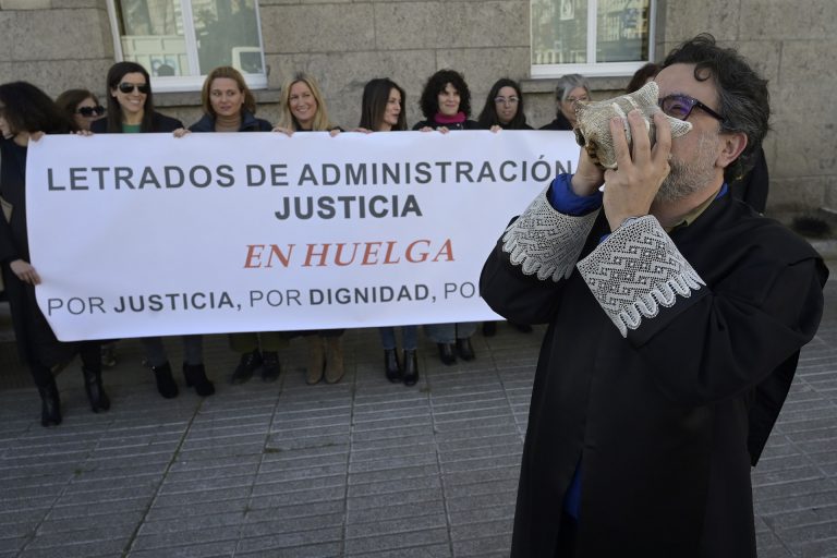 Letrados de Justicia acusan al Ministerio de falta de voluntad «clara» de negociación en una nueva protesta en A Coruña