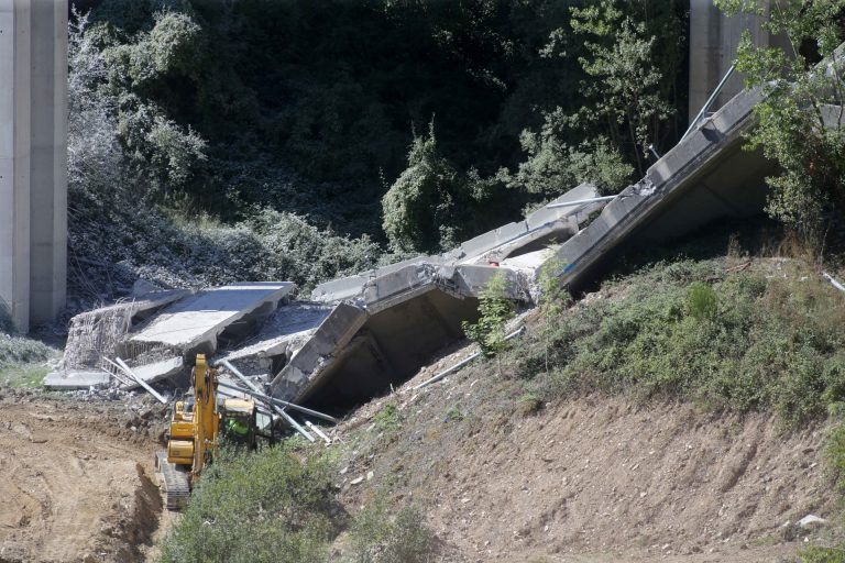 El Gobierno insiste en que «el calendario» para la reconstrucción del viaducto caído en la A-6 «no se ha alterado»