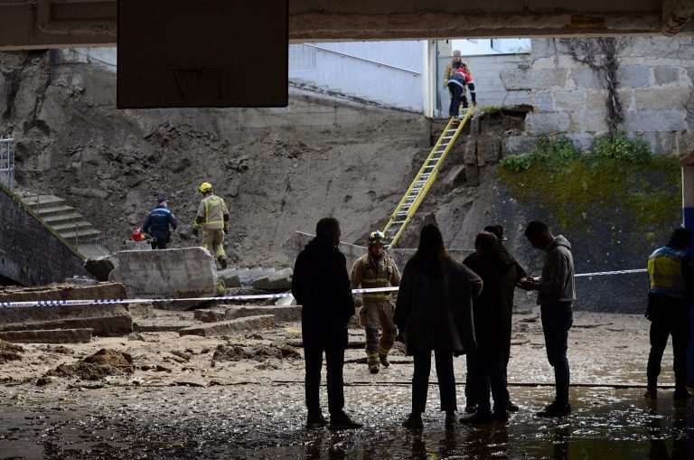 Estudian los posibles daños en el edificio contiguo al colegio de Ourense en el que cayó un muro