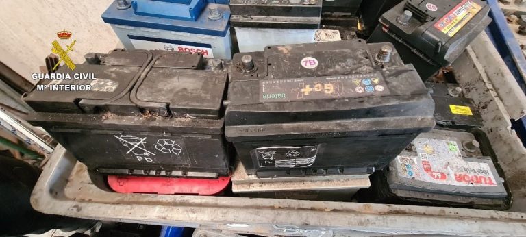 Tres detenidos y un investigado por el robo de más de un centenar de baterías en Melide (A Coruña)