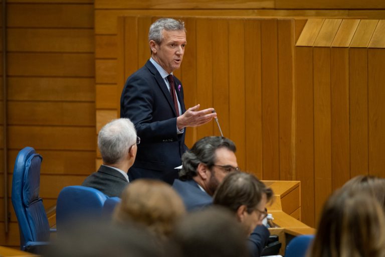Pleno.-La oposición cuestiona el feminismo de la Xunta y Rueda saca la reforma de la ley del solo sí: «No den lecciones»