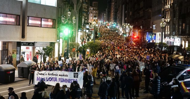 Miles de personas claman en Vigo por la igualdad y piden el fin de la «barbarie machista»