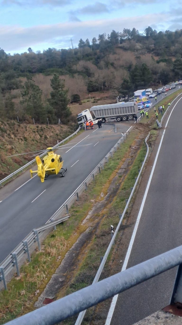 El accidente grave de un camión corta la autovía A-52 en Ourense
