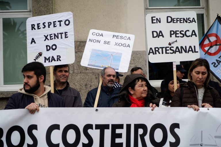 Cientos de personas se concentran en A Coruña contra la eólica marina, «un golpe mortal para el sector pesquero»
