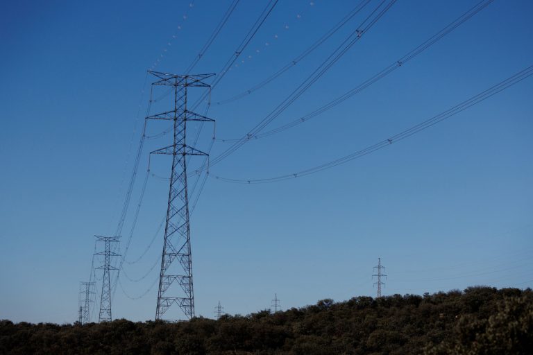 El precio de la luz este domingo será de 80 euros/MWh, 50 euros más que este sábado