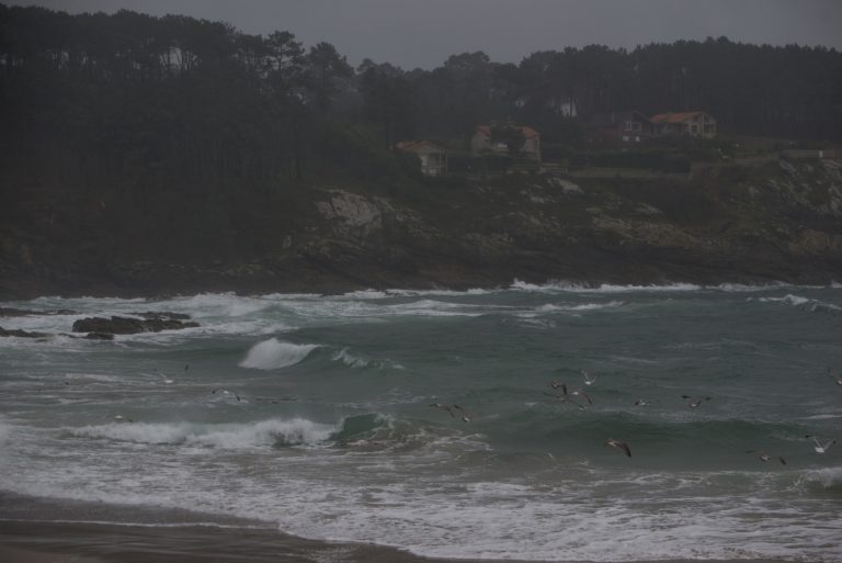 En alerta naranja todo el litoral gallego por temporal costero este lunes