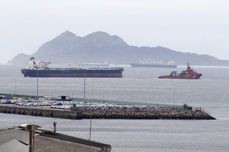 El petrolero que navegaba frente a la costa gallega por una avería, remolcado hasta el puerto de Vigo
