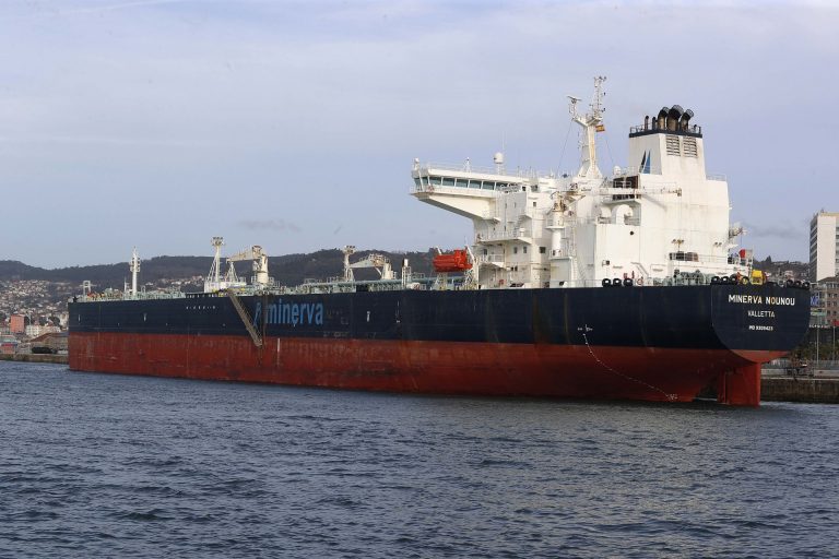 El petrolero remolcado a Vigo estará una semana en puerto para la reparación de su hélice y no hay riesgo de vertido