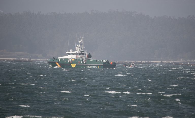 Reanudan el operativo para tratar de reflotar el ‘narcosubmarino’ hundido frente a las costas de Arousa
