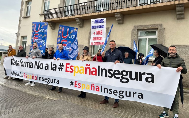 Representantes sindicales se concentran para exigir el aumento de la plantilla de la Policía Nacional en Galicia