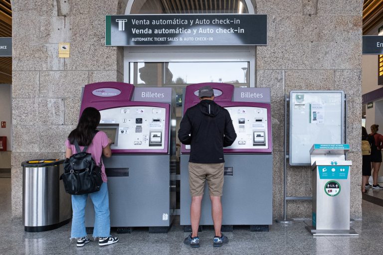 La Xunta remite a Renfe las quejas por la reducción de servicios este lunes en Galicia al ser festivo en Madrid