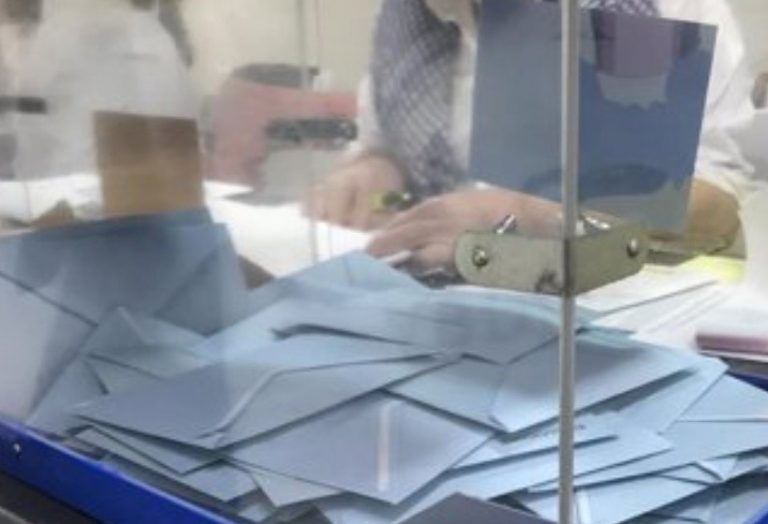 Una veintena de alcaldes con más de 25 años en el cargo repite el 28M y una decena de ‘históricos’ dan el relevo