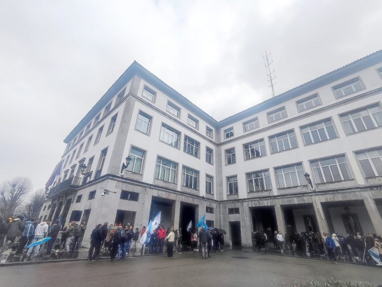 Pesca.- El sector pesquero se concentra en Oviedo contra los eólicos marinos y pide la dimisión de Teresa Ribera