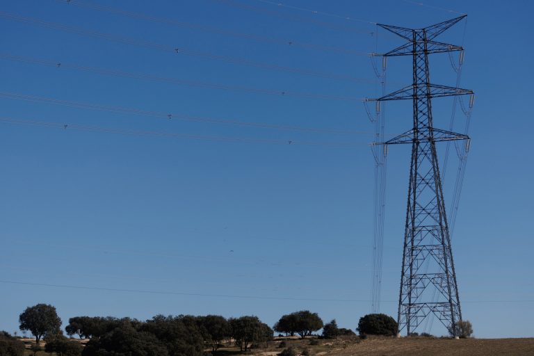 El precio de la luz bajará este domingo un 5,6%, hasta los 95,87 euros/MWh