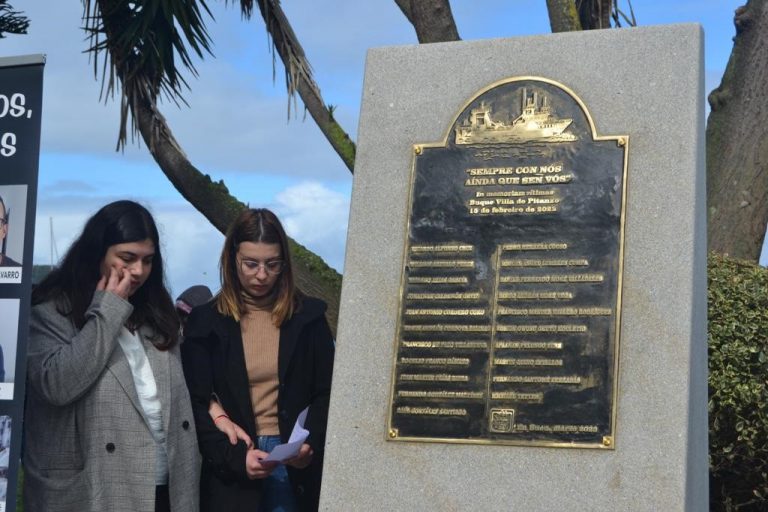 Pesca.- Bueu (Pontevedra) homenajea a los fallecidos en el ‘Villa de Pitanxo’ con la instalación de una placa