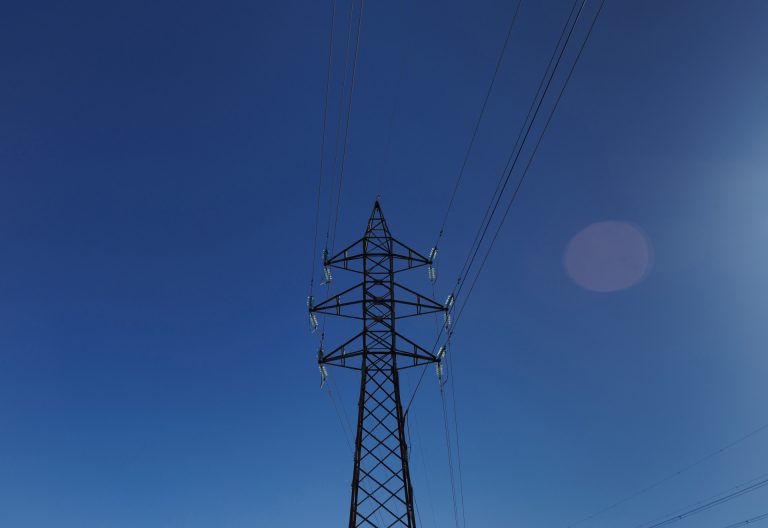El precio de la luz repunta este lunes un 26,8%, hasta los 121,56 euros/MWh