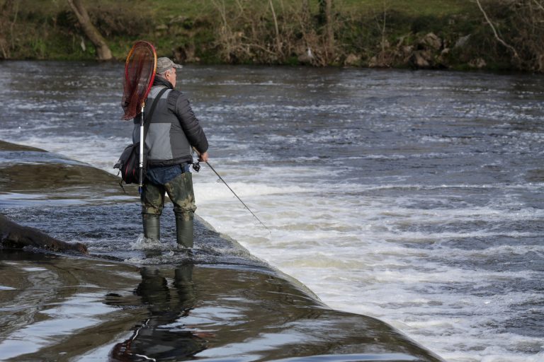 Pesca.- El buen tiempo acompaña la primera jornada de la temporada de pesca fluvial en Galicia