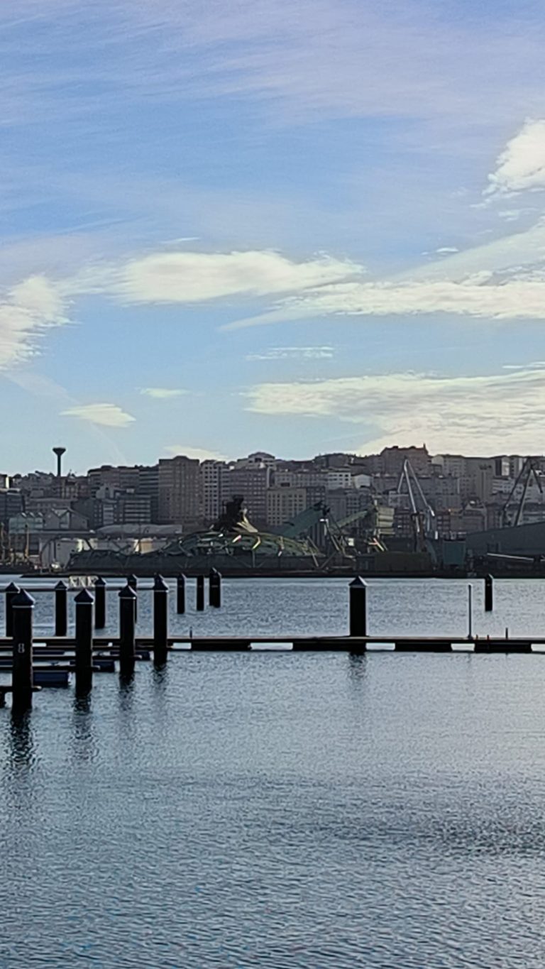 Proceden a la demolición de la estructura de la cúpula de la Medusa, utilizada en el puerto de A Coruña para el carbón