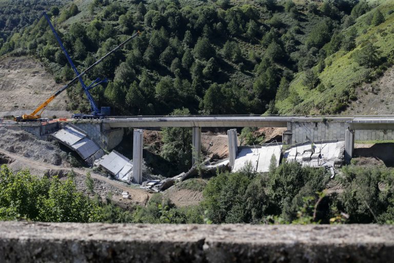 (AM) Pleno.- Unanimidad para reclamar al Gobierno la construcción simultánea del viaducto de O Castro en ambos sentidos