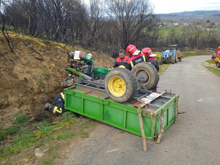 Muere un hombre de 89 años al sufrir un accidente con su tractor en Riós (Ourense)