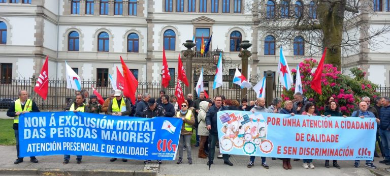 Personal de la administración pública gallega se concentra delante de la Xunta para pedir una atención «de calidad»