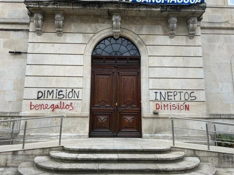 Identificadas dos personas por hacer pintadas contra el gobierno local en edificios municipales de Ponteareas