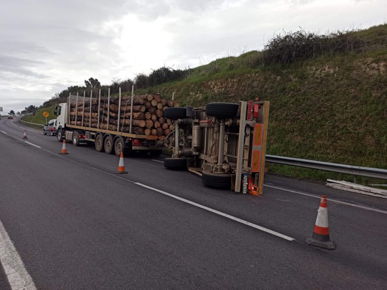 Un camión volcado obliga a cortar un carril de la A-52 en A Valenzá (Ourense)