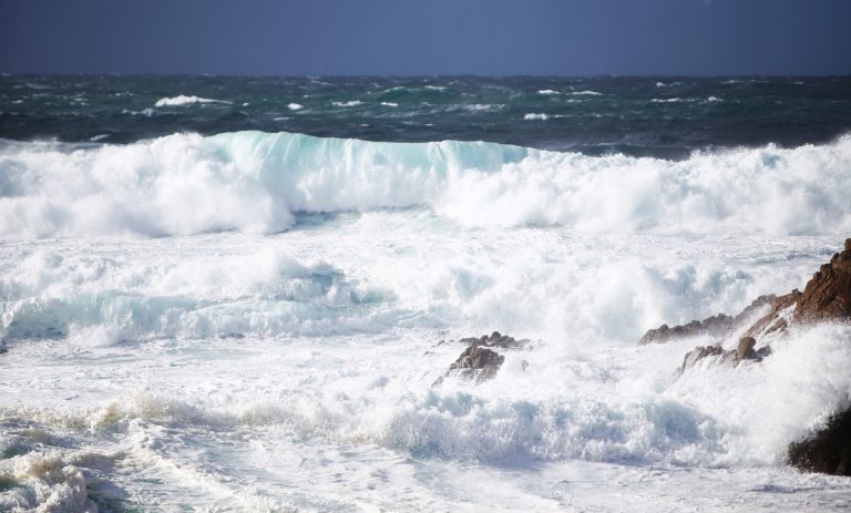 El litoral noroeste y Canarias tendrán hoy riesgo por oleaje, viento y lluvia y en el resto hará sol y calor