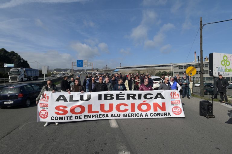 El delegado del Gobierno asegura estar «trabajando» para dar «solución definitiva» a los extrabajadores de Alu Ibérica