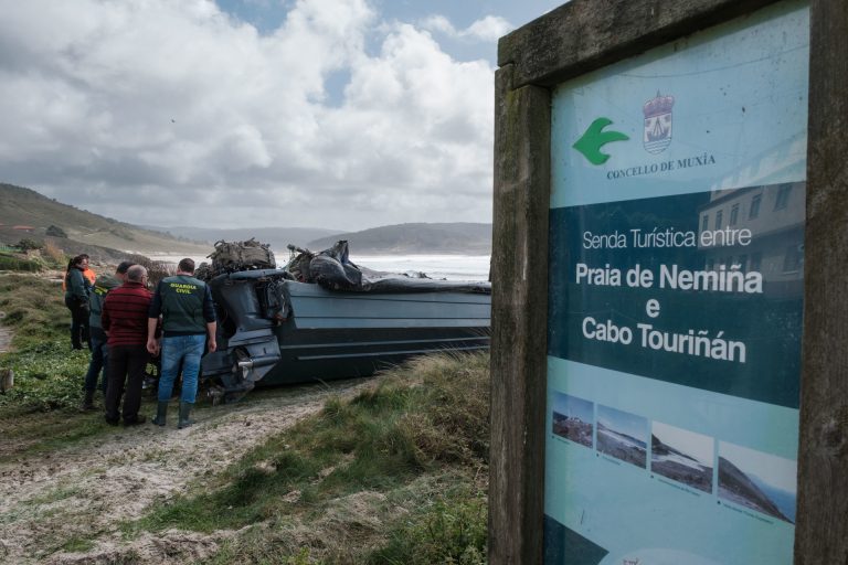 Retiran la planeadora varada el jueves en la playa de Nemiña, en Muxía (A Coruña)