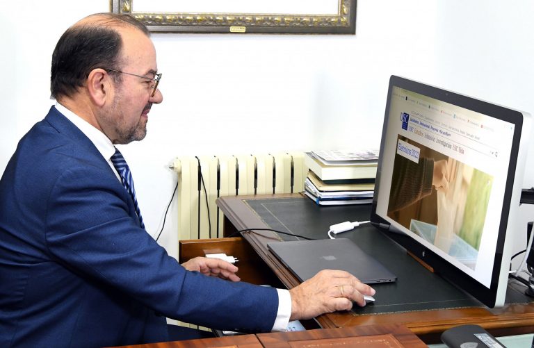 El rector de la USC traslada que «la satisfacción es doble» por un ministro gallego y profesor de Farmacia