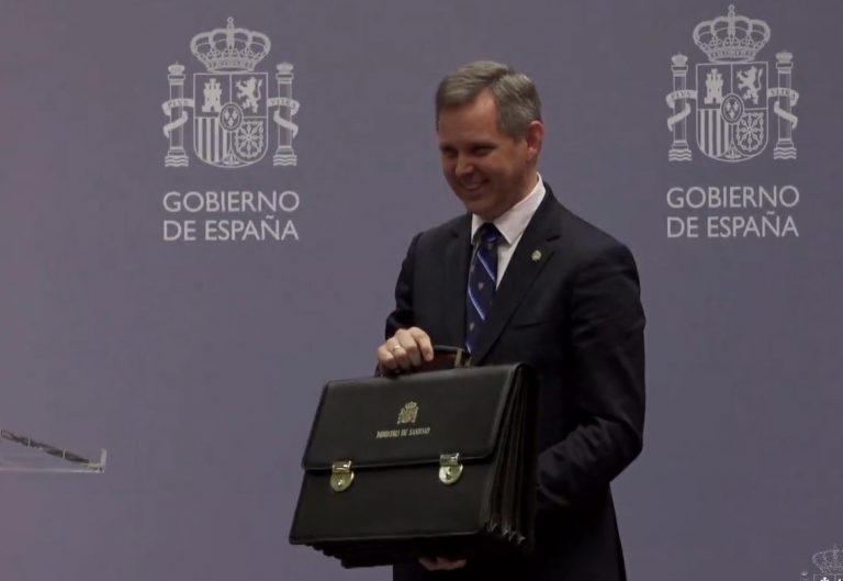 AV.- Miñones recoge la cartera y dedica sus primeras palabras a defender una sanidad «pública, universal y de calidad»