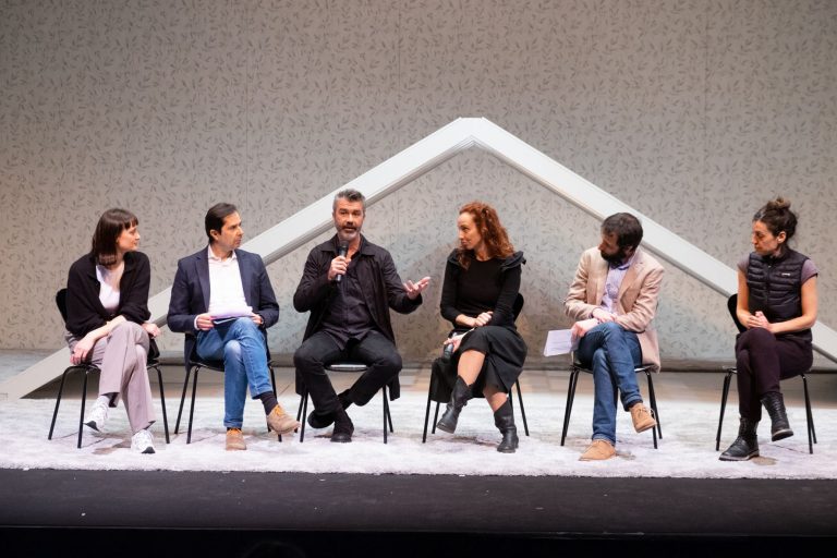 ‘Un hotel de primeira sobre o río’, reflexión sobre la especulación en el rural, llega al Salón Teatro de Santiago