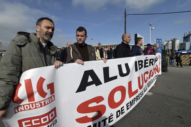 Extrabajadores de Alu Ibérica exigen sus indemnizaciones y ser recolocados ante el «abandono» institucional