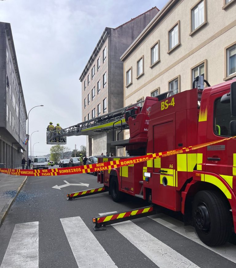 Movilizados los Bomberos de Santiago y la Policía Local tras desprenderse un ventanal de una fachada